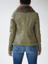 Load image into Gallery viewer, Olive Seeing Star