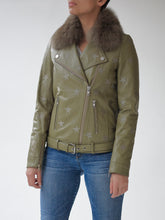 Load image into Gallery viewer, Olive Seeing Star